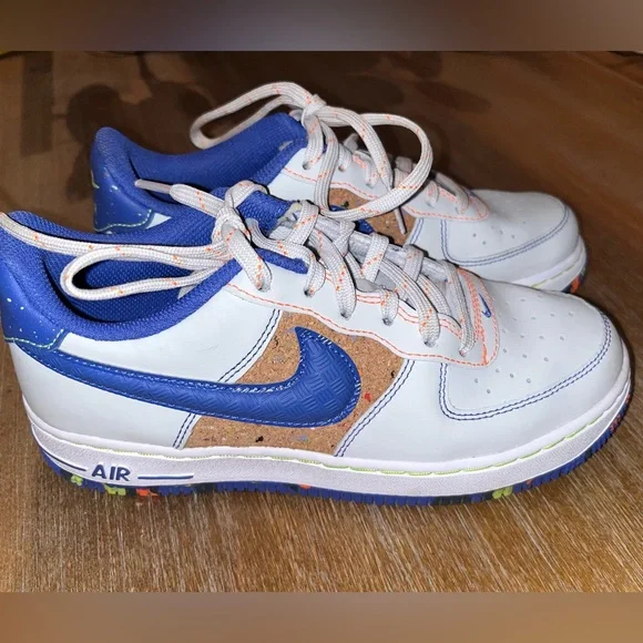 Nike Big Kids Air Force 1 LV8. Very lightly used. Size 4Y. Retail $105 - Picture 4 of 16